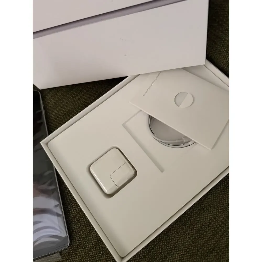 Apple iPad (5th Generation) A1822 32 GB, Wi-Fi, 9.7 in - Space Gray